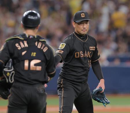 ９回を無失点で締め、坂本と握手する岩崎（撮影・西田忠信）