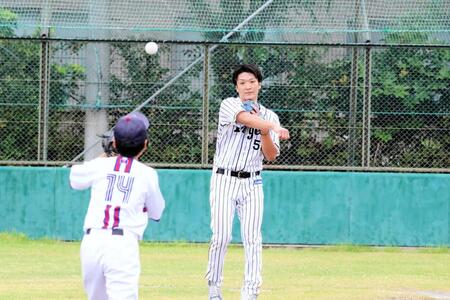子どもとキャッチボールする阪神ＯＢの松田遼馬氏