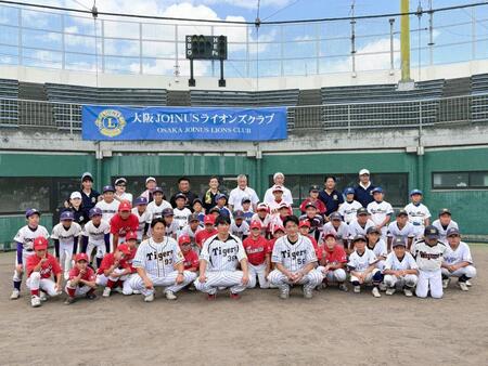 野球教室に参加した子どもたちと集合写真に収まる阪神ＯＢの（前列中央左から）西田直斗氏、一二三慎太氏、松田遼馬氏