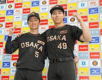 　お立ち台でポーズを決める近本（左）と工藤（撮影・西田忠信）