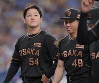 好リリーフを見せた木下（左）と工藤（撮影・西田忠信）