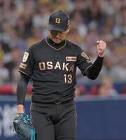 ９回、福永を三ゴロに仕留めガッツポーズする岩崎（撮影・西田忠信）