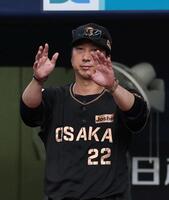４回、二塁走者の石川昂の判定にリプレイ検証のリクエストする藤川監督（撮影・山口登）
