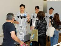 　熊本地震の義援金を募る（左から）大竹、下村、伊原