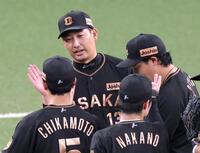 ９回を締め、勝利のタッチを交わす岩崎（撮影・立川洋一郎）
