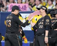 笑顔で岩崎（左）とタッチする藤川監督（撮影・山口登）