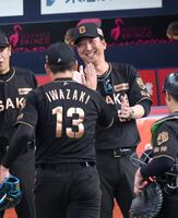 満面の笑みで岩崎を迎える藤川監督（撮影・立川洋一郎）