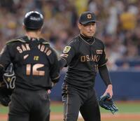 ９回を無失点で締め、坂本と握手する岩崎（撮影・西田忠信）