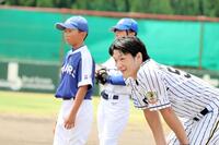 野球教室を楽しむ阪神ＯＢの松田遼馬氏