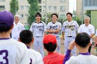 野球教室に参加した阪神ＯＢの（中央左から）一二三慎太氏、松田遼馬氏、西田直斗氏