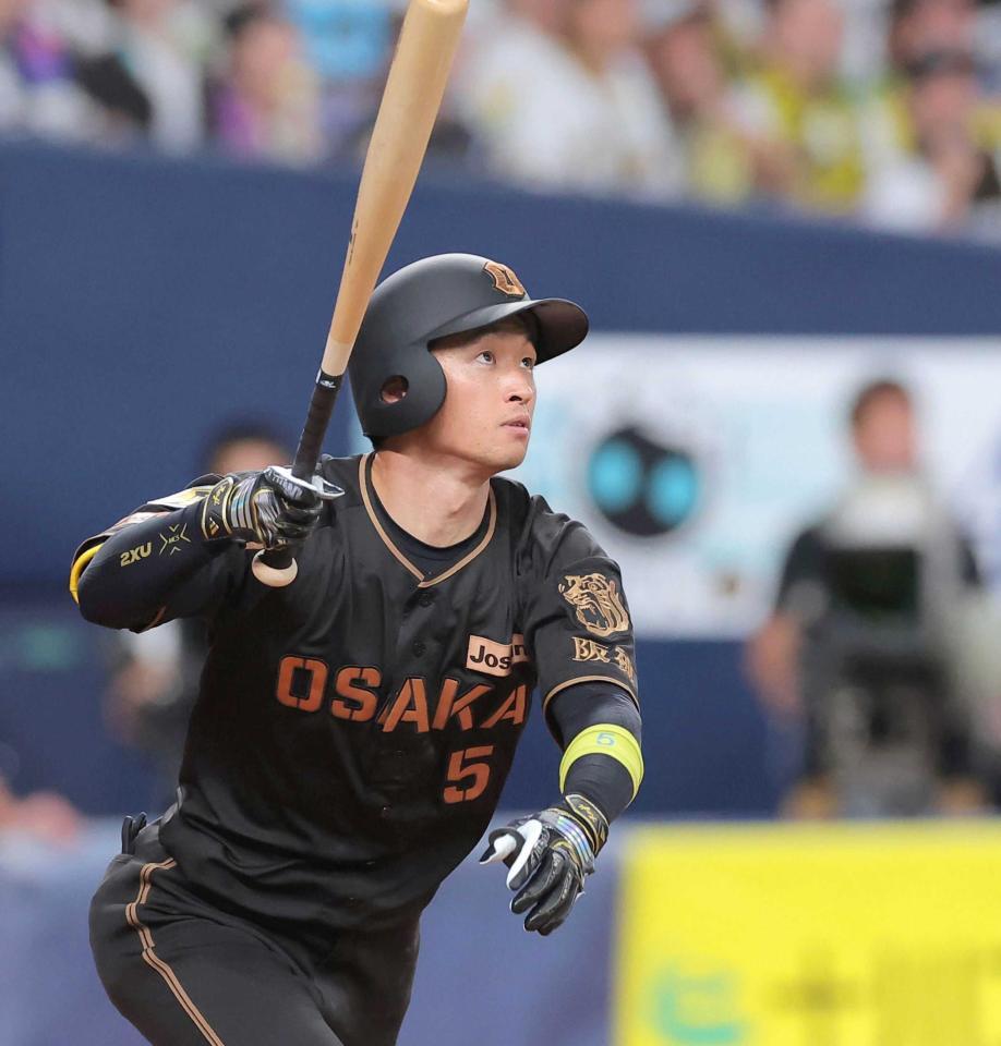　６回、先制ソロを放つ近本（撮影・西田忠信）