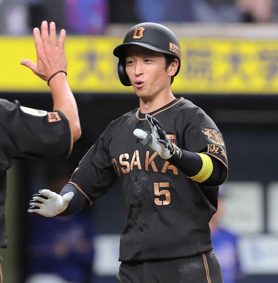　笑顔で生還する近本（撮影・西田忠信）