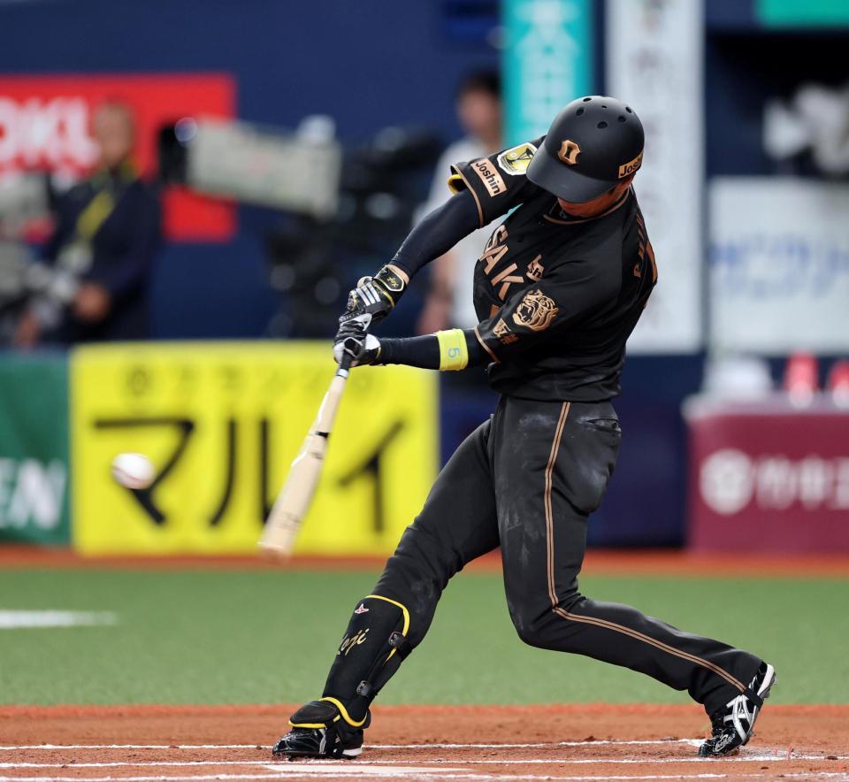 ６回、右越えに先制ソロを放つ近本（撮影・山口登）