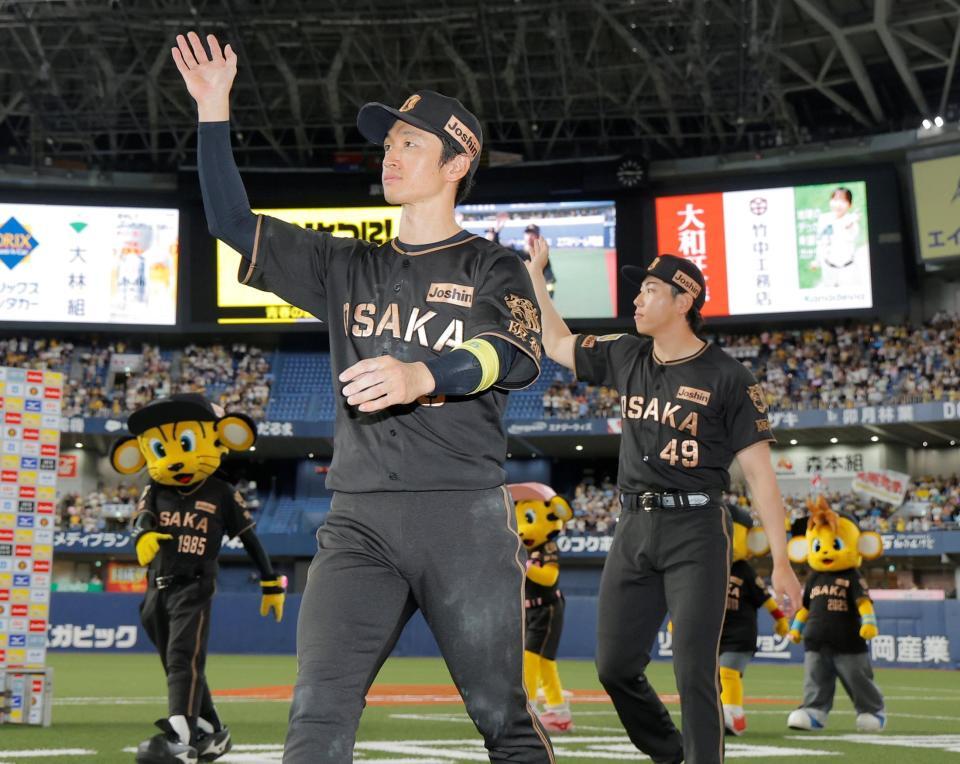 スタンドに手を振る近本と工藤（右）＝撮影・西田忠信