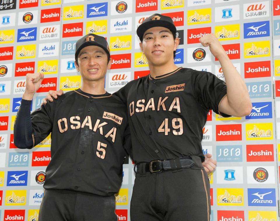 　お立ち台でポーズを決める近本（左）と工藤（撮影・西田忠信）