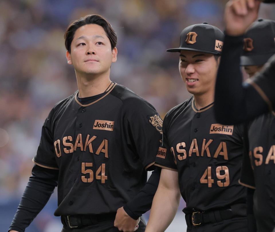 好リリーフを見せた木下（左）と工藤（撮影・西田忠信）