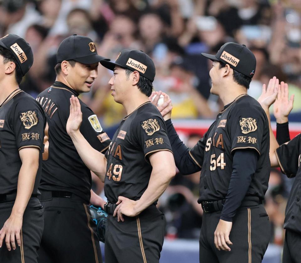 岩崎からウイニングボールを贈られる木下（右）＝撮影・山口登