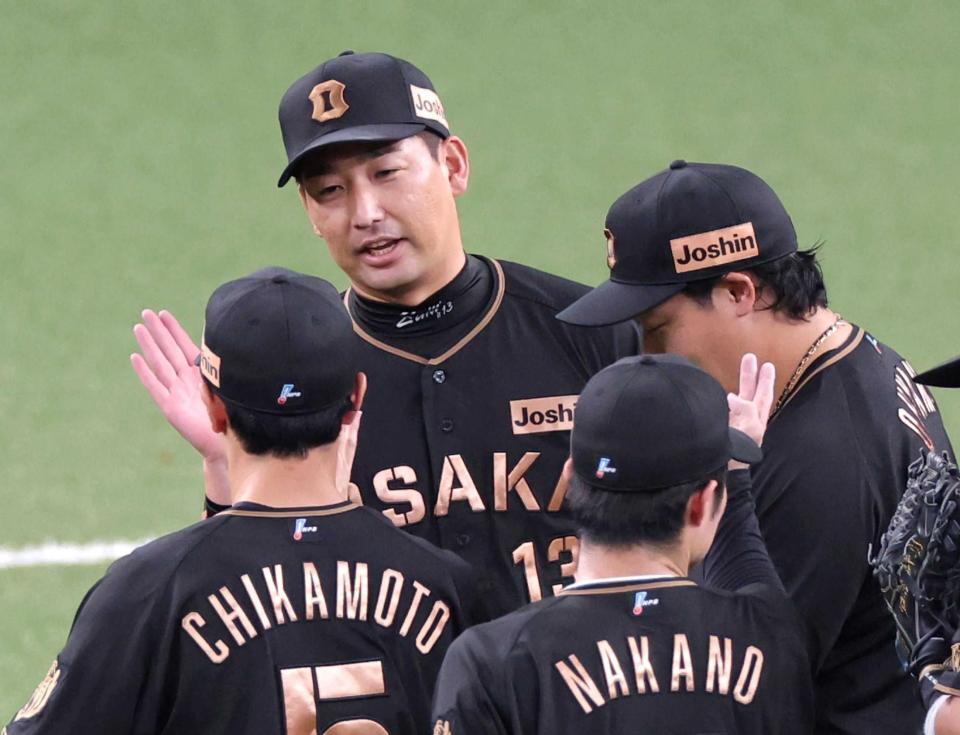 　９回を締め、勝利のタッチを交わす岩崎（撮影・立川洋一郎）