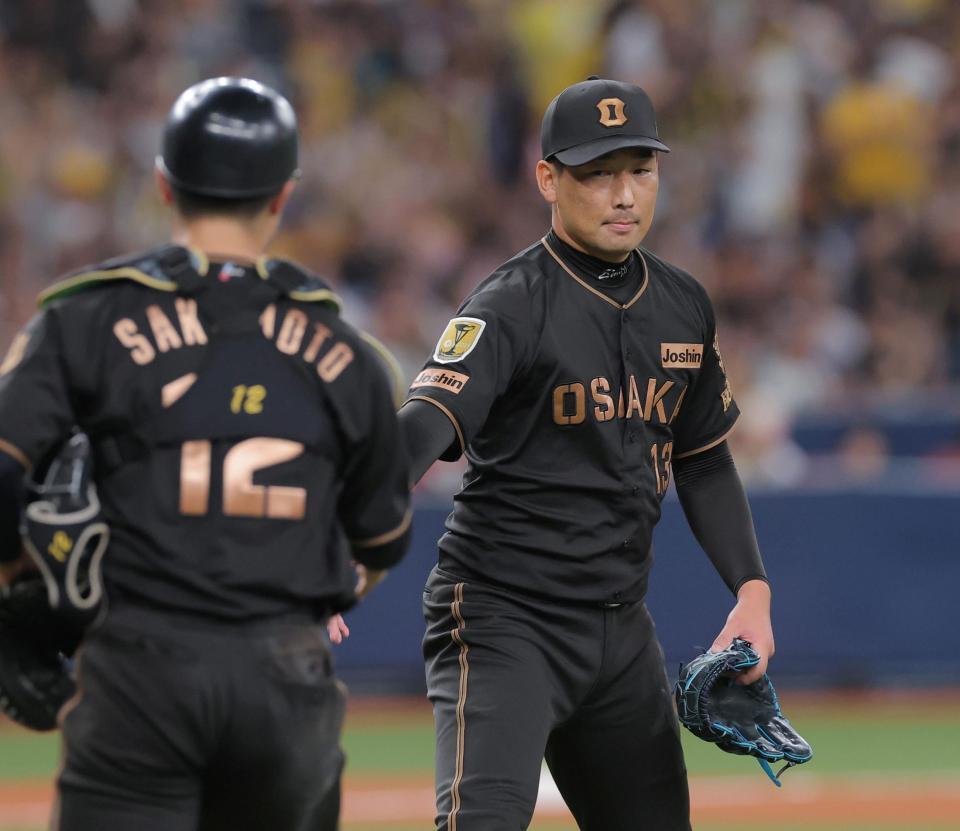 ９回を無失点で締め、坂本と握手する岩崎（撮影・西田忠信）