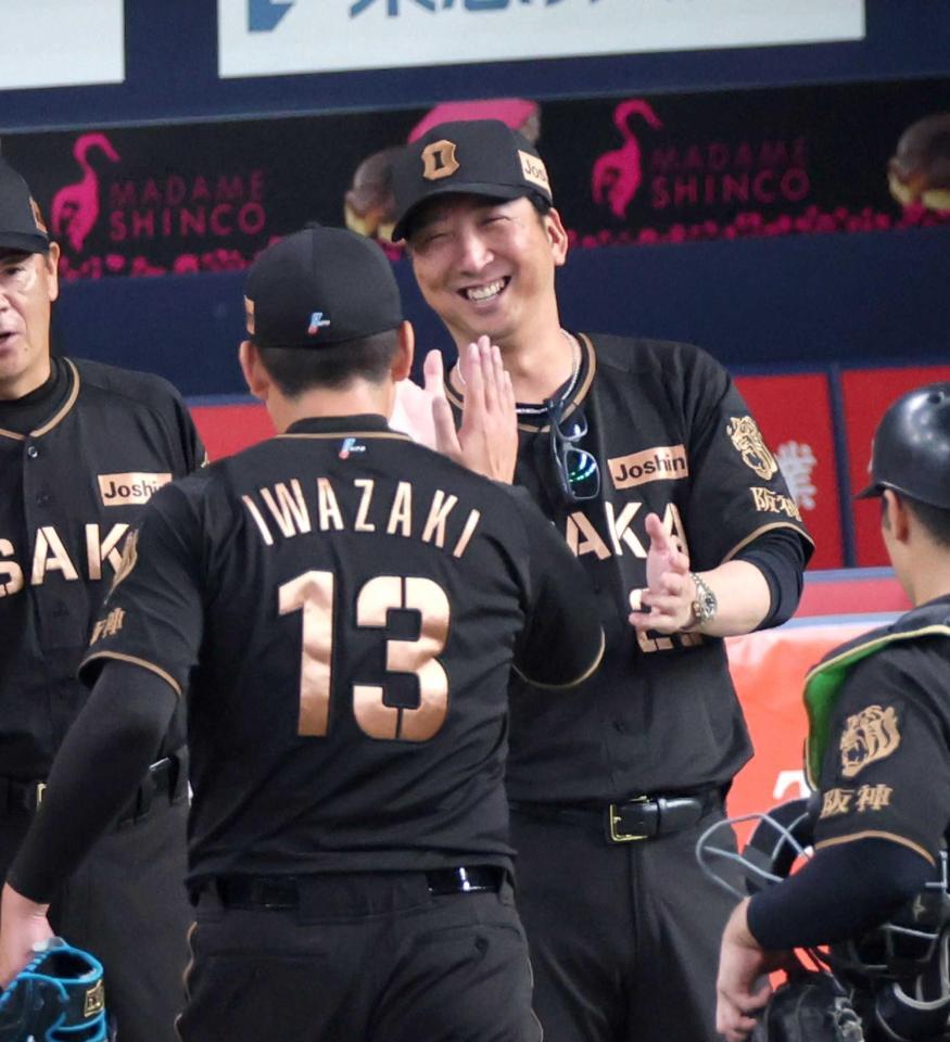 　満面の笑みで岩崎を迎える藤川監督（撮影・立川洋一郎）