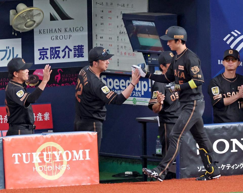 ６回、先制ソロを放った近本（右から２人目）とタッチを交わす藤川監督（撮影・立川洋一郎）