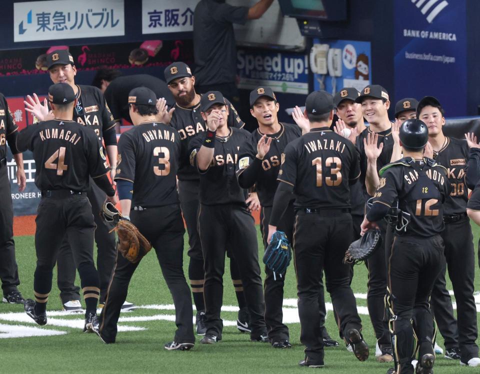 勝利のタッチを交わす阪神ナイン＝京セラドーム大阪（撮影・立川洋一郎）