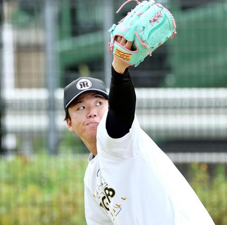 　巨人戦へ向け、キャッチボールで調整する村上（撮影・田中太一）