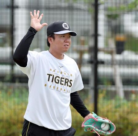 巨人戦へ向け、キャッチボールで調整する村上（撮影・田中太一）