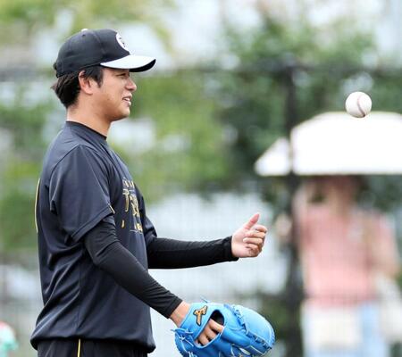 　練習中に笑顔を見せる高橋（撮影・田中太一）