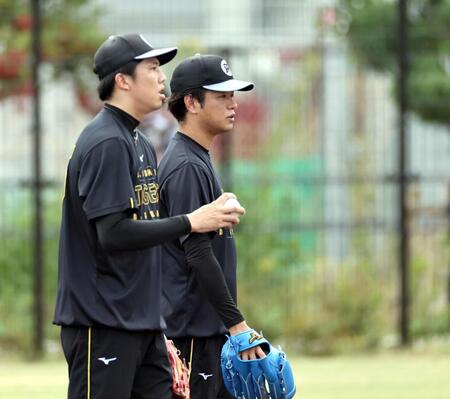 キャッチボールを終えた高橋（右）と才木（撮影・田中太一）