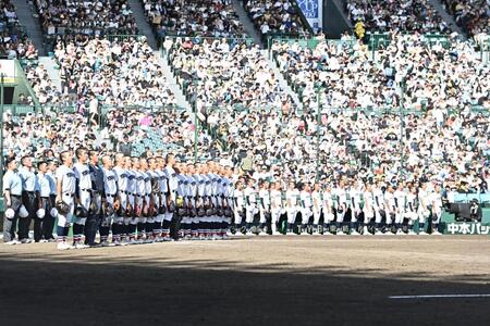 初戦で昨夏の覇者・沖縄尚学（後方）を破り校歌を歌う横浜ナイン＝甲子園（撮影・開出牧）
