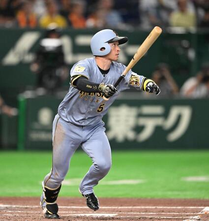３回、近本が右越に先制のソロを放つ（撮影・堀内翔）
