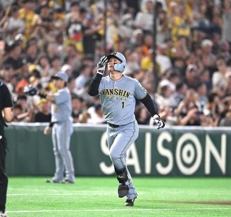 ３回、ソロを放ち三塁を回る森下（撮影・堀内翔）