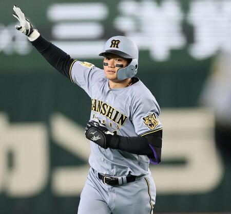 ３回、ソロを放った森下はダイヤモンドを回る（撮影・田中太一）
