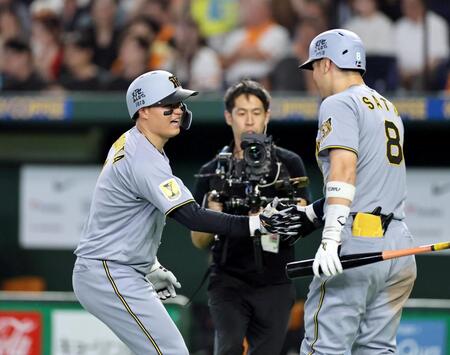 ７回、ソロを放った森下は佐藤輝に迎えられる（撮影・田中太一）
