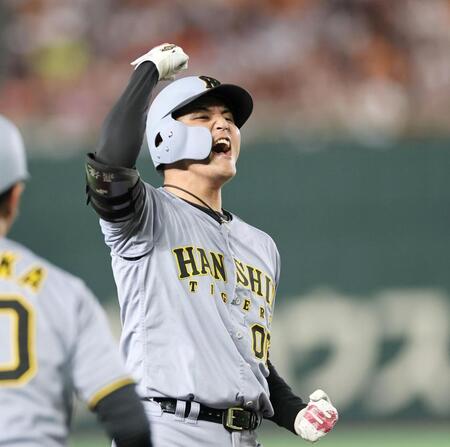 ６回、適時三塁打を放ちガッツポーズを決める元山（撮影・田中太一）