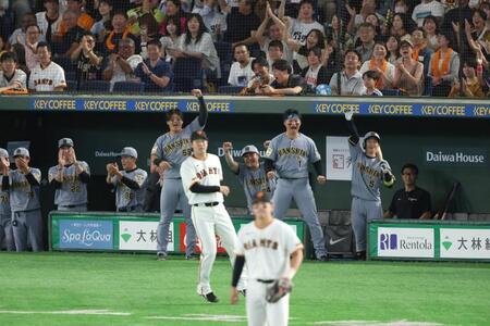 ６回、元山の２点適時三塁打で盛り上がる阪神ベンチ（撮影・金田祐二）