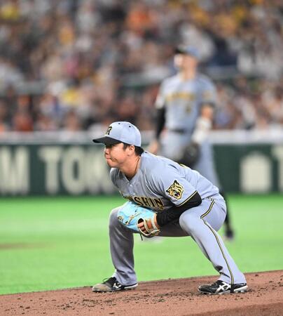 ３回、きわどい判定に悔しがる阪神・村上＝東京ドーム（撮影・堀内翔）