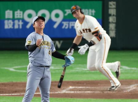 ４回、ダルベックにソロを浴びる村上（撮影・金田祐二）