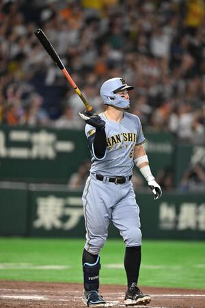 ９回、佐藤輝が右越に２ランを放つ（撮影・堀内翔）