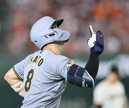９回、２ランを放った佐藤輝は本塁へ走る（撮影・田中太一）