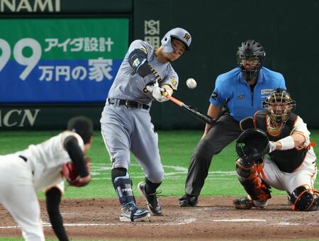 ９回、右中間に２ランを放つ佐藤輝（撮影・金田祐二）
