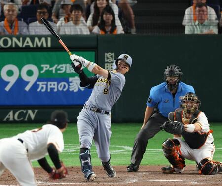 ９回、右中間に２ランを放つ佐藤輝（撮影・金田祐二）