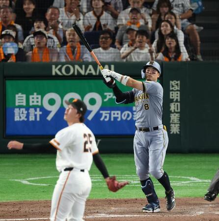 ９回、右中間に２ランを放つ佐藤輝（撮影・金田祐二）