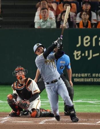 ３回、左中間にソロを放つ森下（撮影・金田祐二）