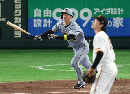 ３回、右越えに先制ソロを放つ近本（撮影・金田祐二）