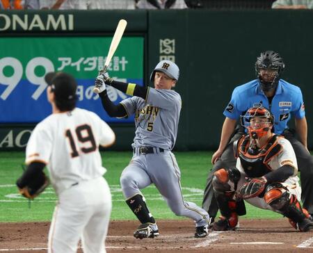 ３回、右越えに先制ソロを放つ近本（撮影・金田祐二）