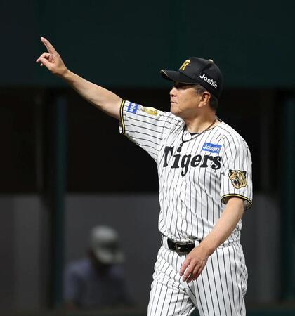 ファンの声援に応える平田２軍監督（撮影・山口登）