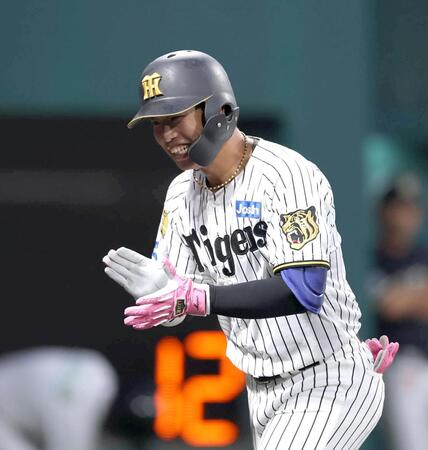 ４回、ソロを放ち笑顔で生還する百崎（撮影・山口登）
