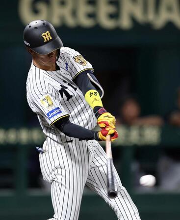 ８回、右中間に適時二塁打を放つ岡城（撮影・山口登）
